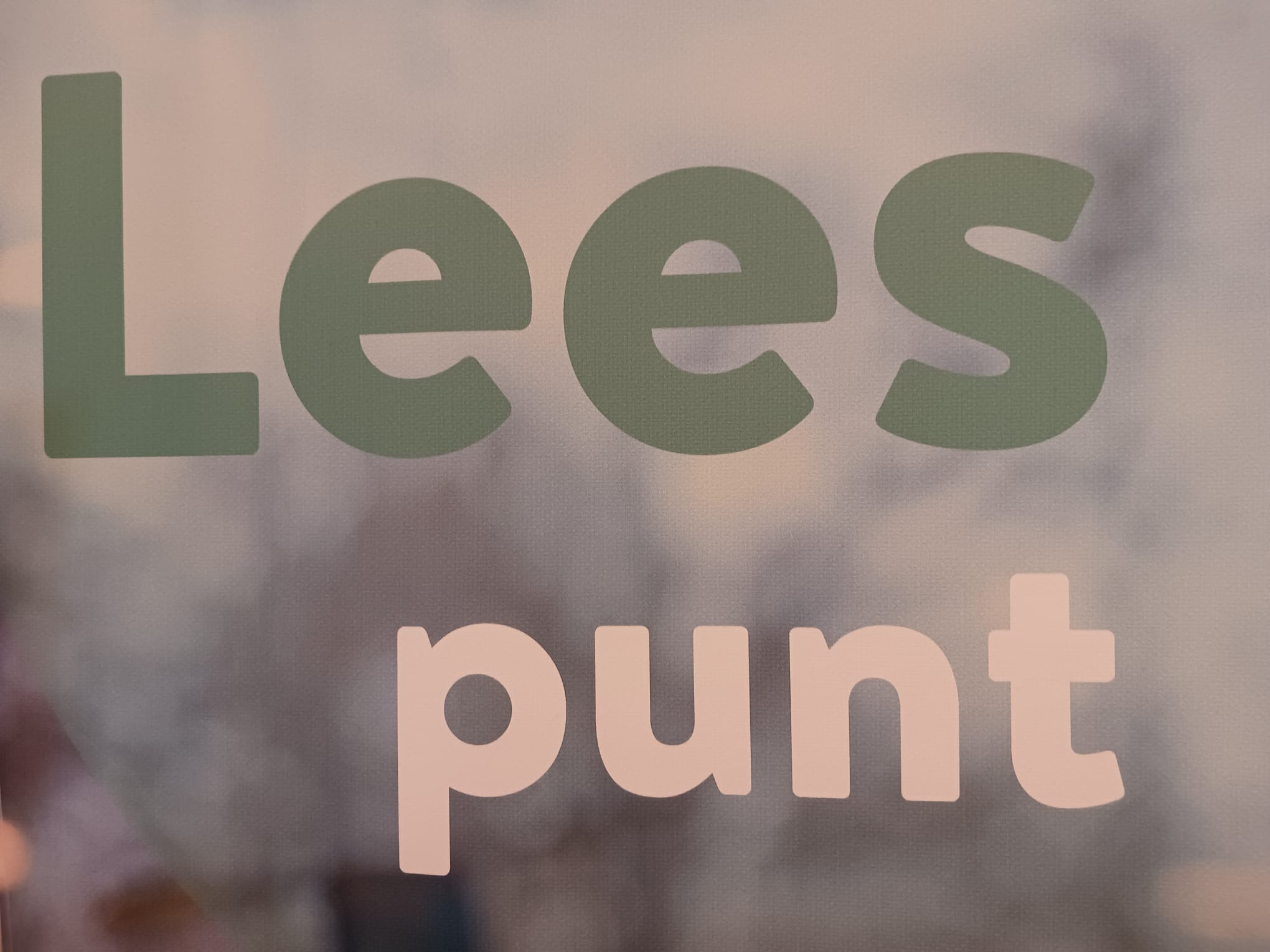 Leespunt Inloophuis Beringen-Mijn. Je kan dagelijks de krant of een tijdschrift komen lezen met een gratis tas koffie of thee en een gezellige babbel slaan.