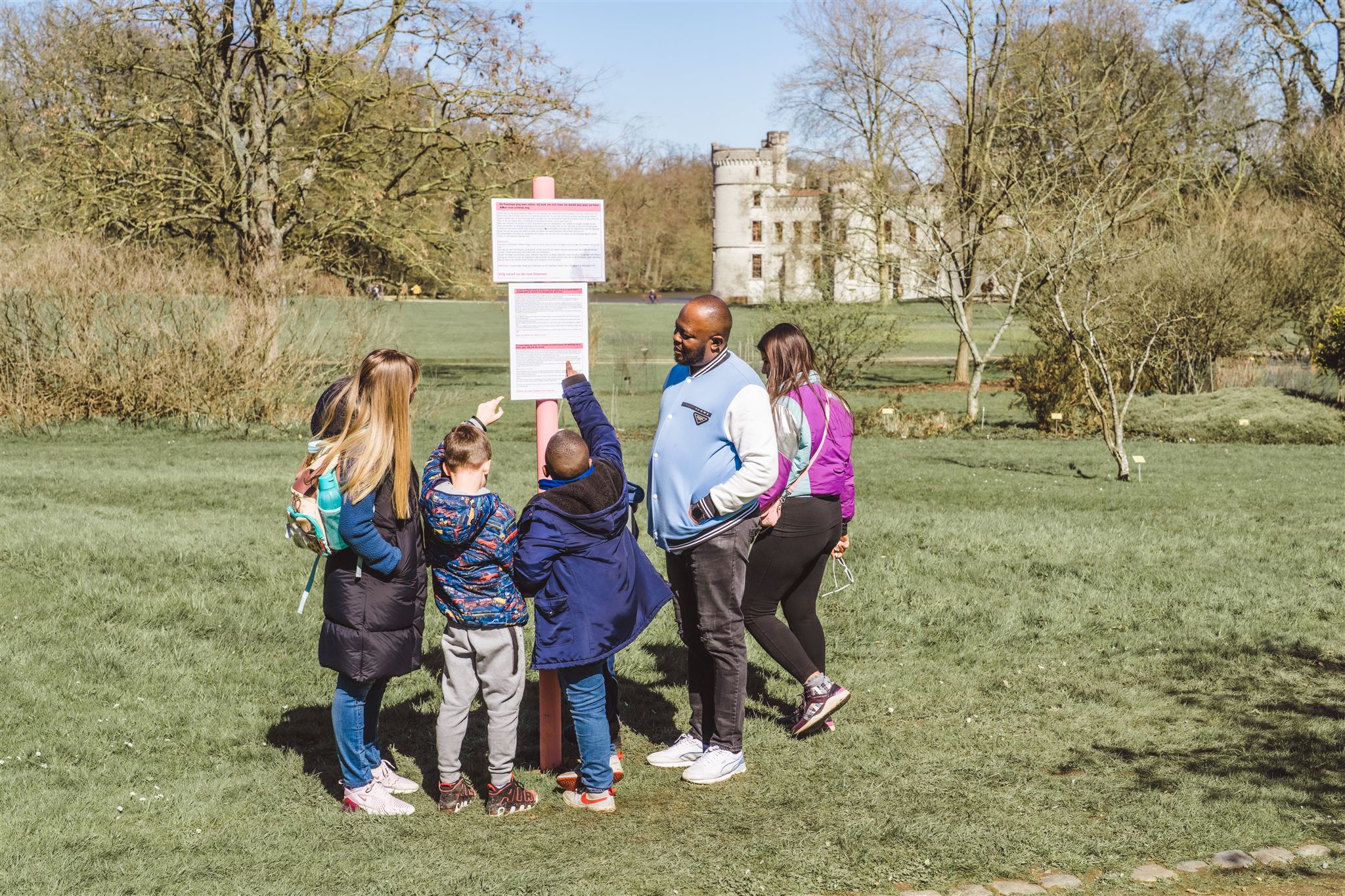 Familie tijdens paasspeurtocht