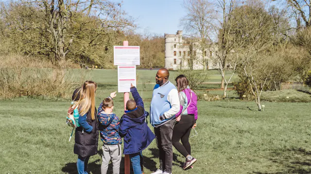 Familie tijdens paasspeurtocht