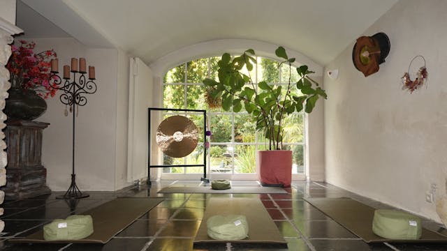 Deze plek gebruiken we om samen yoga te beoefenen in een groep van maximum 8 personen.