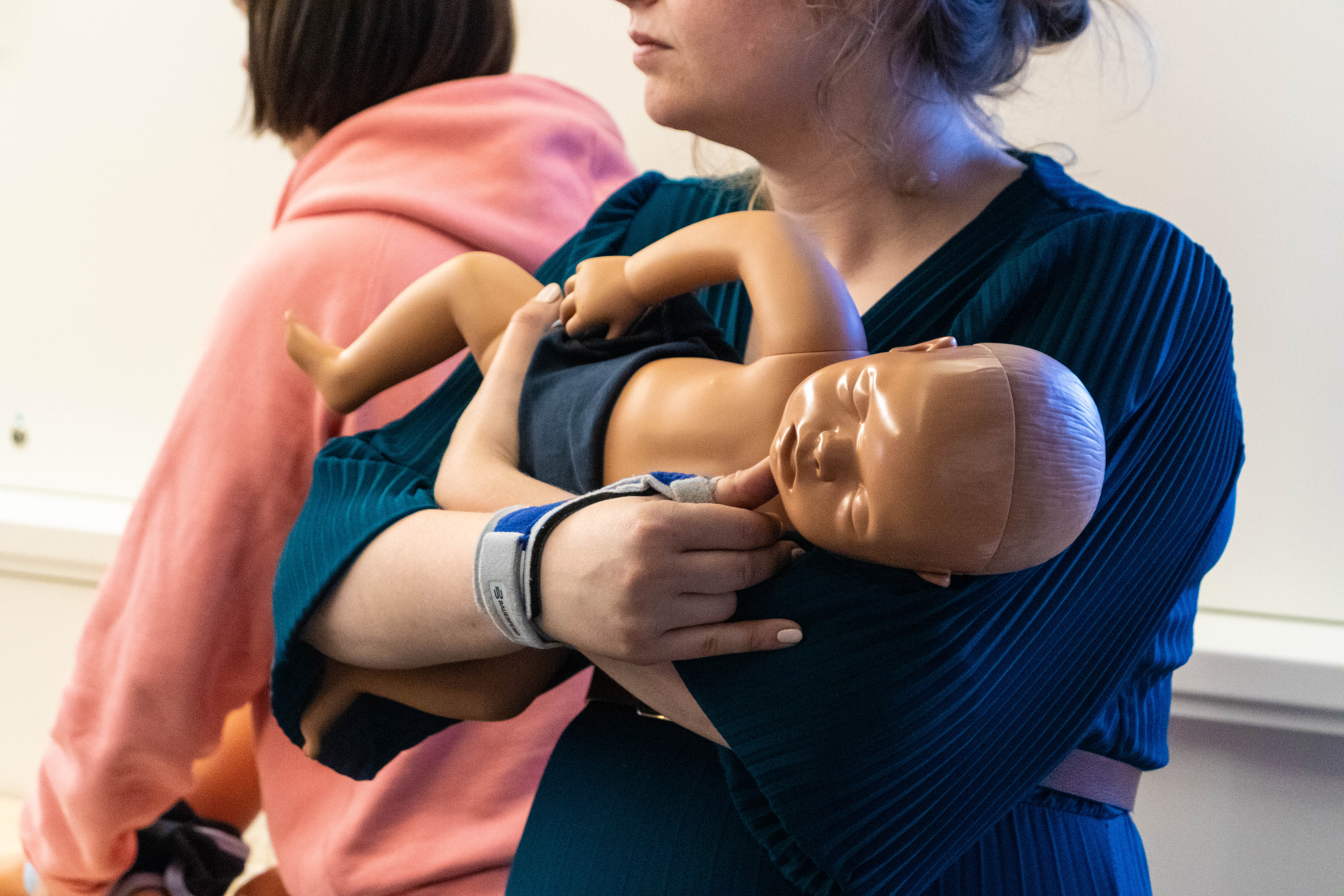 Cursus levensreddend handelen bij jonge kinderen, reanimatiepop van baby