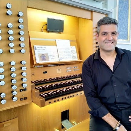 Organist Carlos Paterson