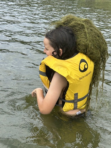 DEZE WEEK ONTDEKKEN WE DE KRACHT VAN DE VIER ELEMENTEN: AARDE, VUUR, WATER EN LUCHT. WE GAAN OP AVONTUUR MET STORMEN EN VLAMMEN, VERKENNEN BOSSEN EN MEREN EN VOELEN DE WIND OM ONS HEEN. MET SPANNENDE OPDRACHTEN LEREN WE HOE DE NATUUR WERKT EN HOE ALLES MET ELKAAR VERBONDEN IS. DURF JIJ HET AAN OM DE GEHEIMEN VAN DE ELEMENTEN TE ONTRAFELEN? 
