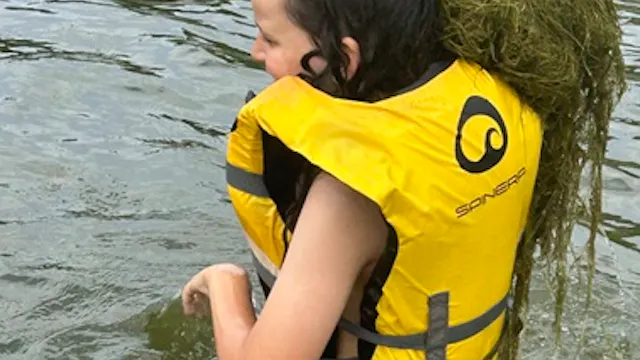 DEZE WEEK ONTDEKKEN WE DE KRACHT VAN DE VIER ELEMENTEN: AARDE, VUUR, WATER EN LUCHT. WE GAAN OP AVONTUUR MET STORMEN EN VLAMMEN, VERKENNEN BOSSEN EN MEREN EN VOELEN DE WIND OM ONS HEEN. MET SPANNENDE OPDRACHTEN LEREN WE HOE DE NATUUR WERKT EN HOE ALLES MET ELKAAR VERBONDEN IS. DURF JIJ HET AAN OM DE GEHEIMEN VAN DE ELEMENTEN TE ONTRAFELEN?