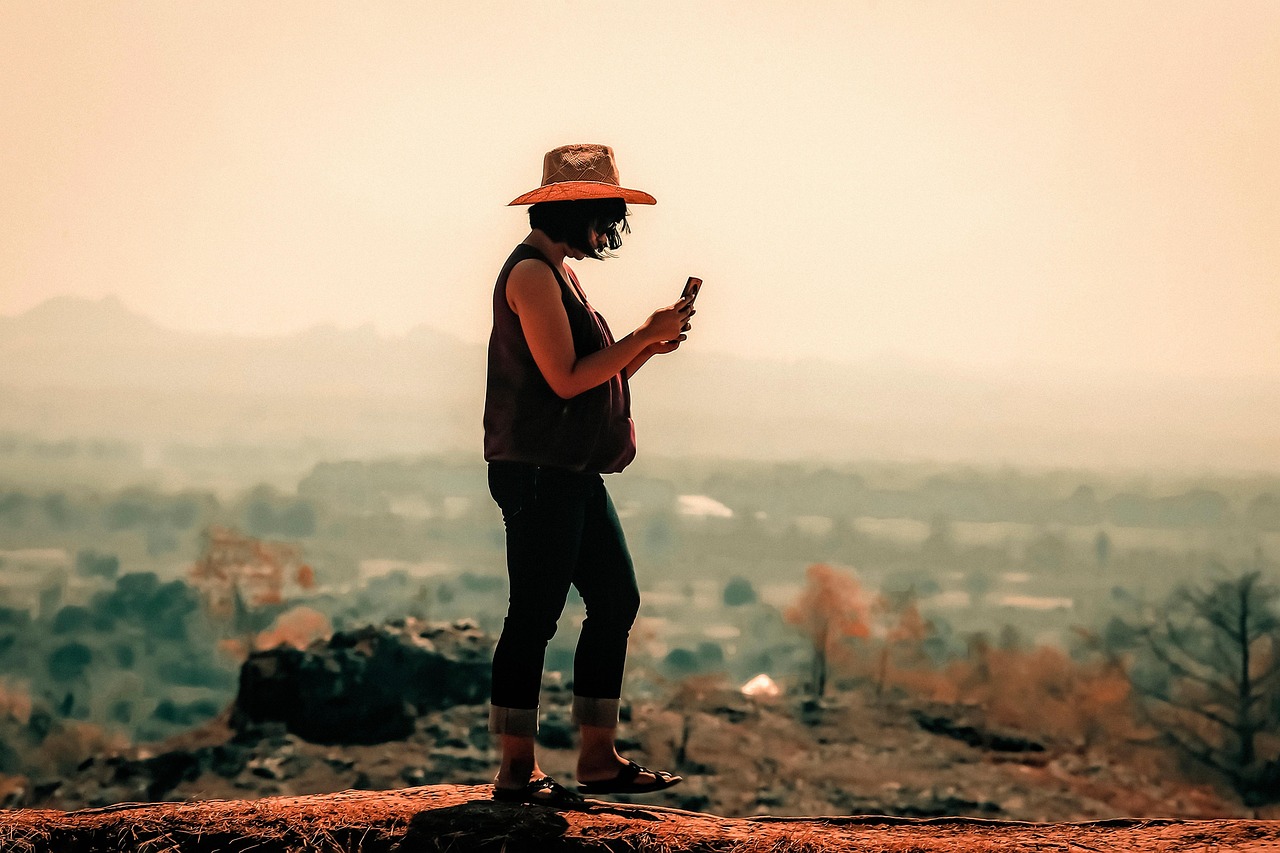 Vrouw tijdens wandeling met smartphone