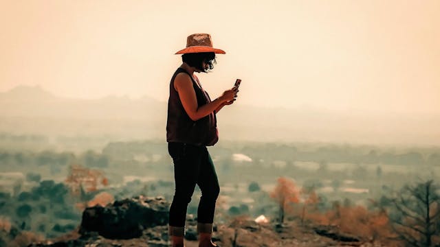 Vrouw tijdens wandeling met smartphone