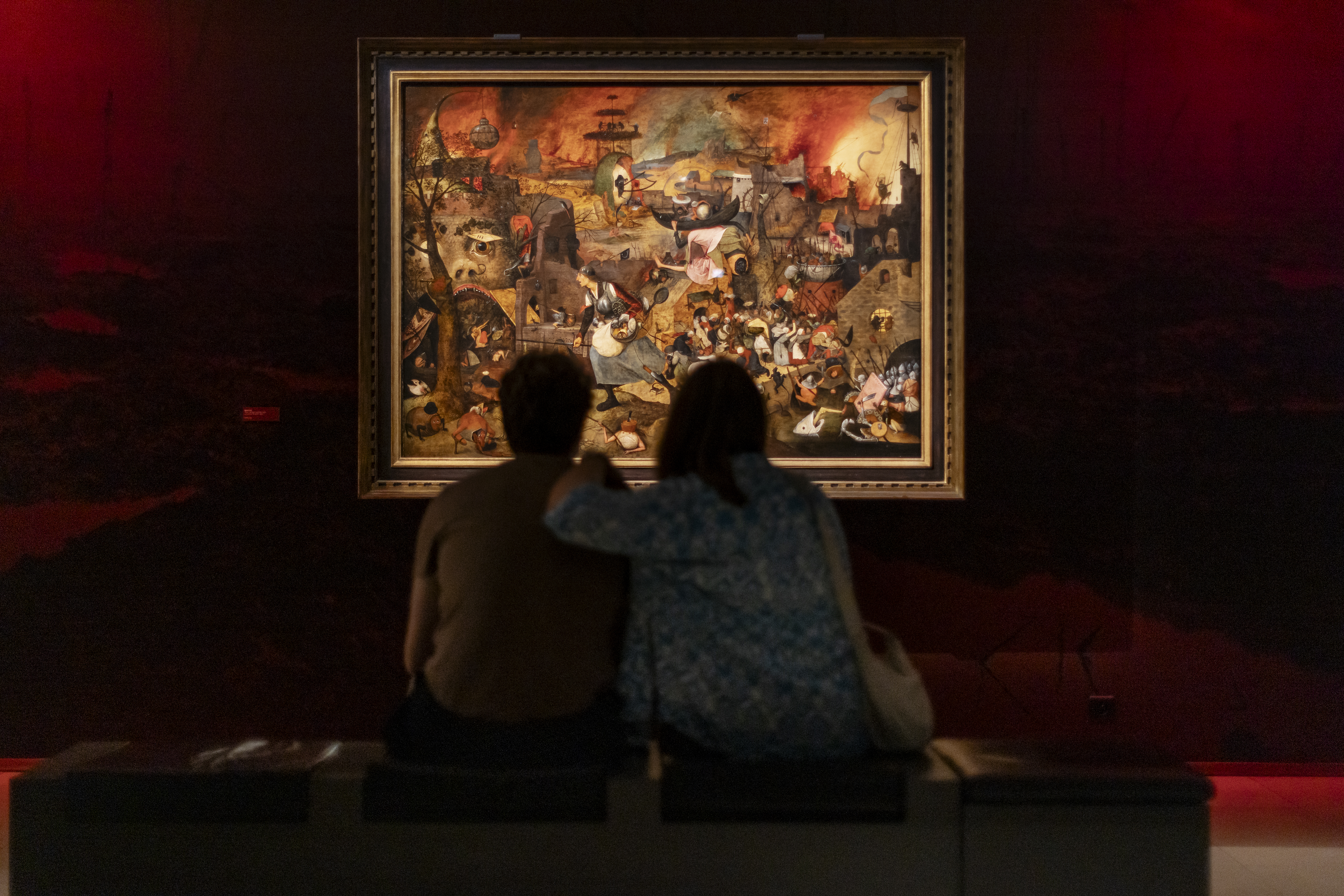 Twee mensen kijken naar het schilderij 'Dulle Griet'