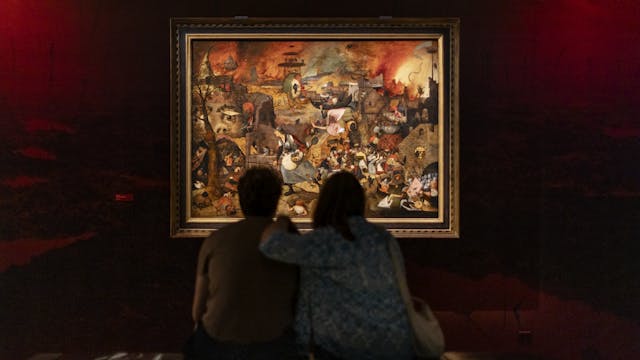 Twee mensen kijken naar het schilderij 'Dulle Griet'