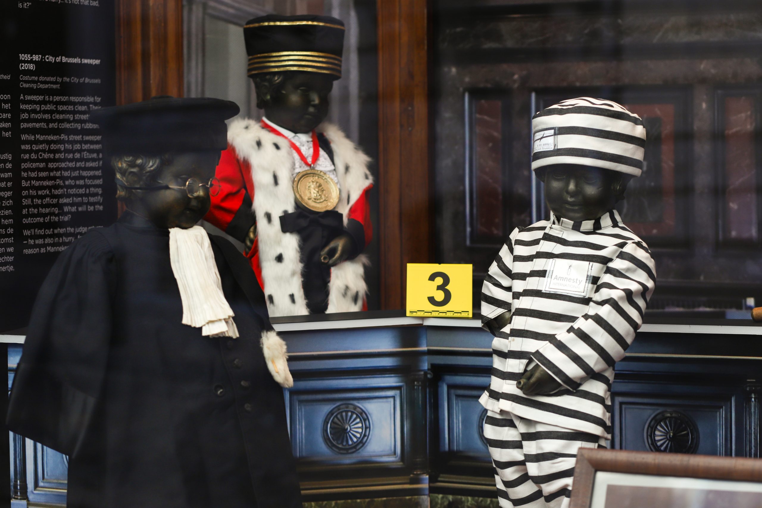 Pop-up vitrine: Breng de beschuldigde binnen