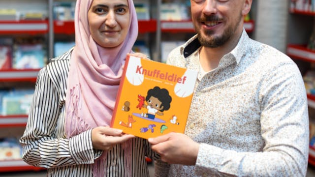 Salou El Moussaoui en Geert Nijs samen met het boek Knuffeldief