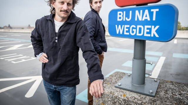 PARKPLATZ-Titus en Robrecht verkeersbord-(c)Kurt Van der Elst