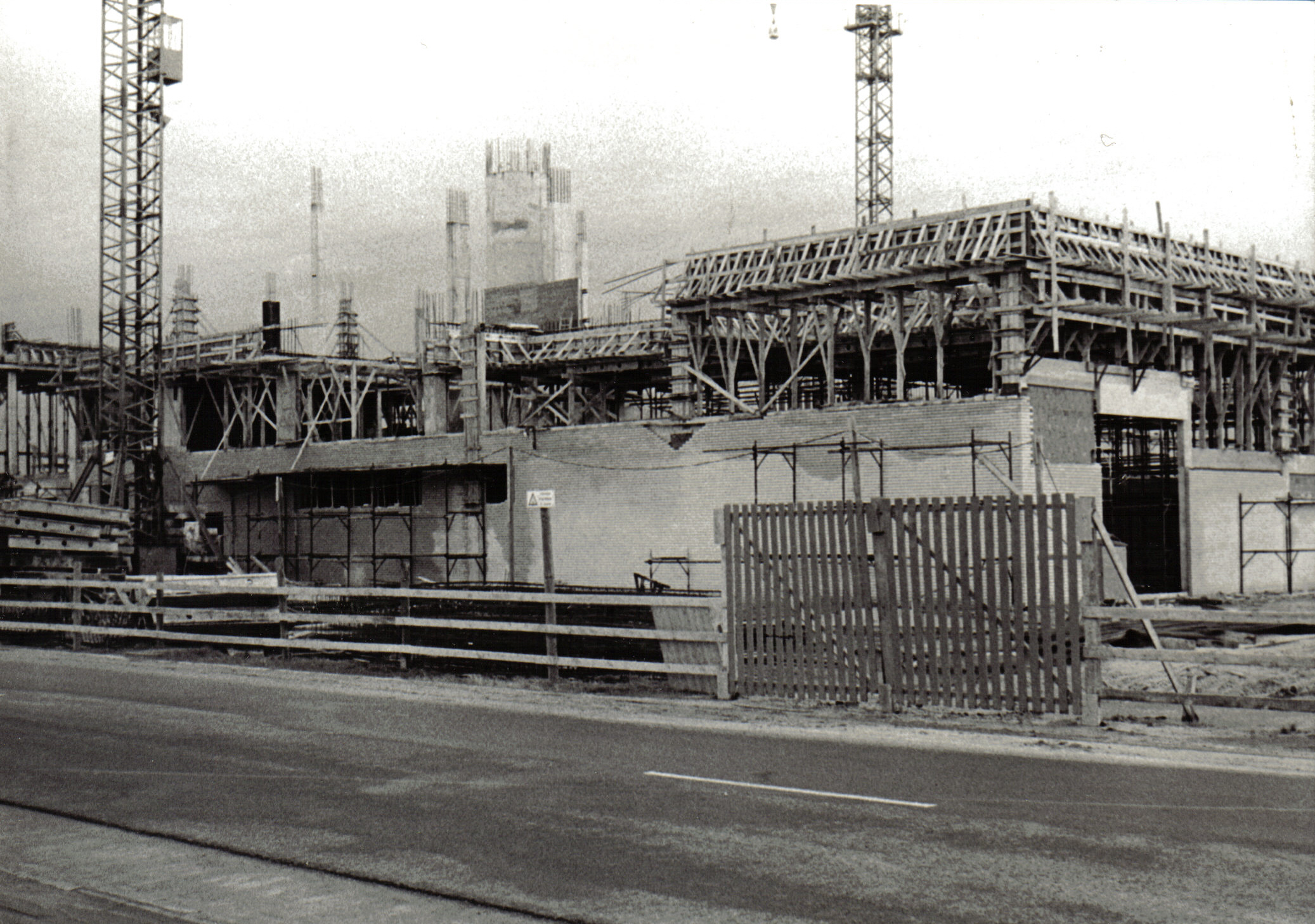 Zwart-witafbeelding van de oude verbrandingsoven in Izegem anno 1975
