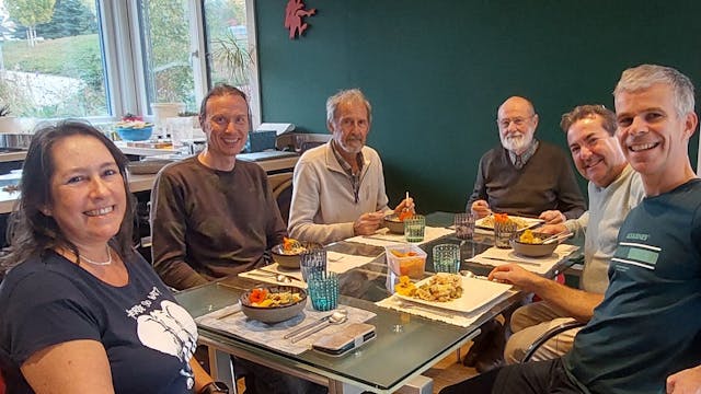 Een plantaardig voedingsdeskundige, een dokter en meer dan 10 vrijwilligers zetten hun schouders onder deze lessenreeks over Puur Plant(aardige voeding).