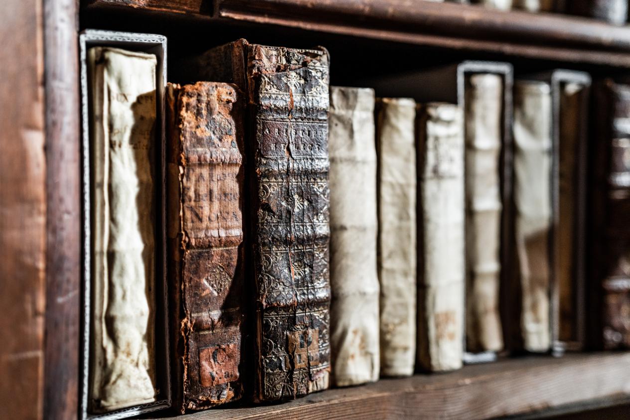 Detail oude boeken op een legplank