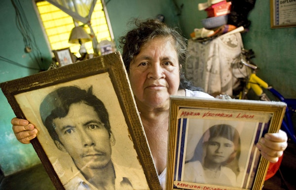 Doña Alejandra houdt de herinnering aan haar echtgenoot en schoonzus levend.