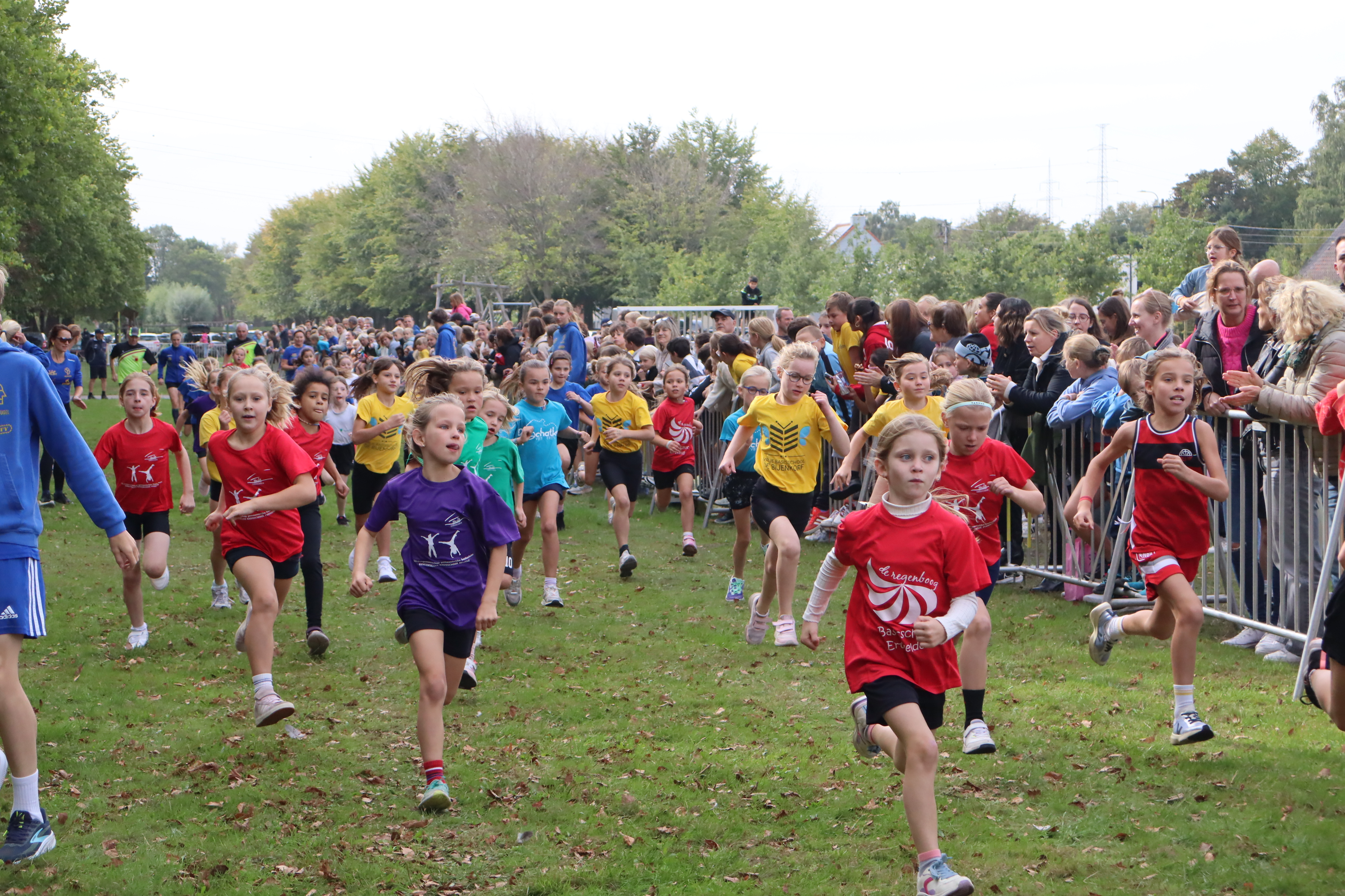 Een groep leerlingen van Evergemse scholen die lopen tijdens de Scholencross
