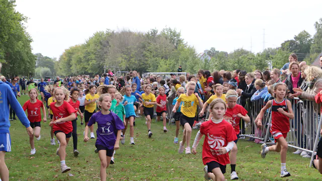 Een groep leerlingen van Evergemse scholen die lopen tijdens de Scholencross