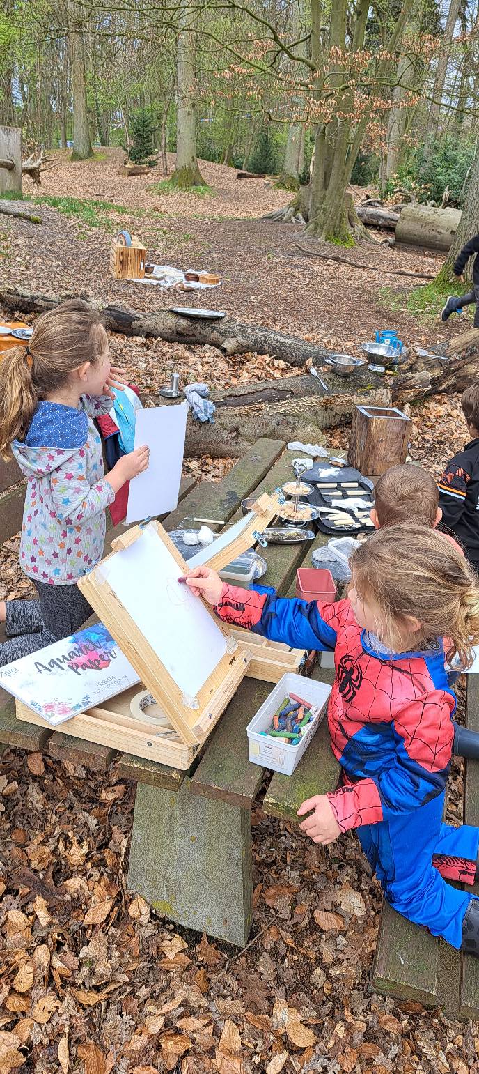 Kindjes spelen bij de creacorner.
