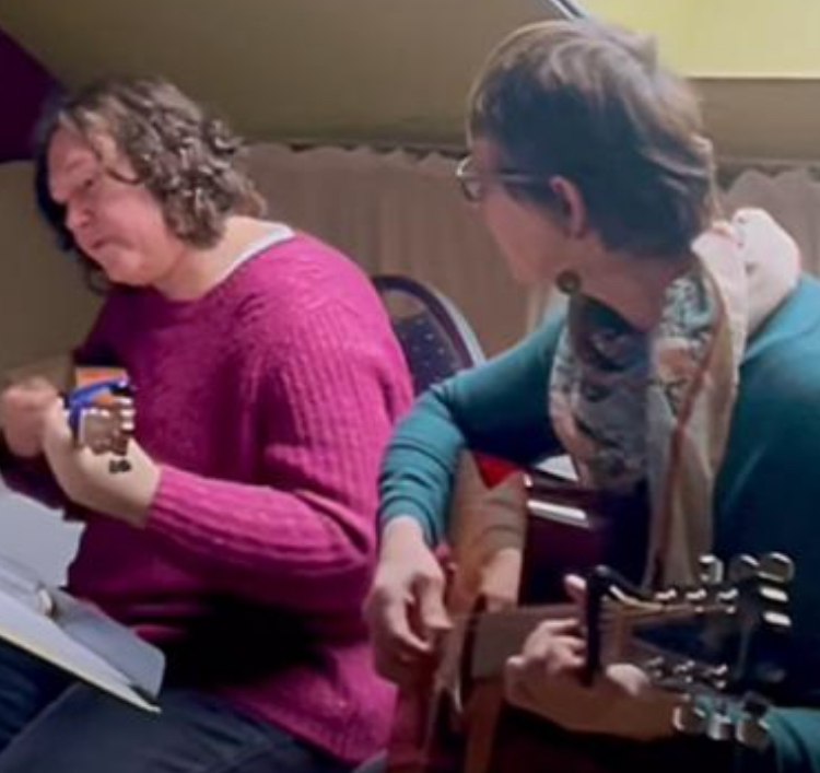 Linsey Van de Brande met Ukulele en Els Gys op gitaar