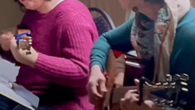 Linsey Van de Brande met Ukulele en Els Gys op gitaar