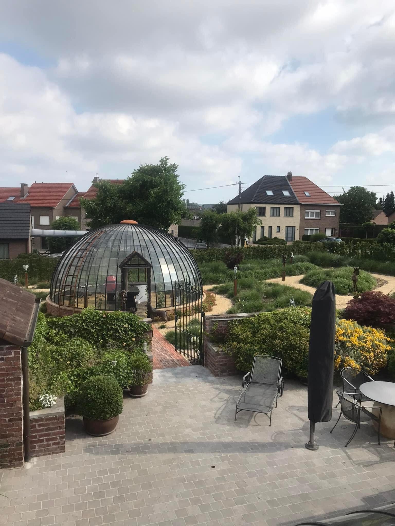 Beeldentuin met serre