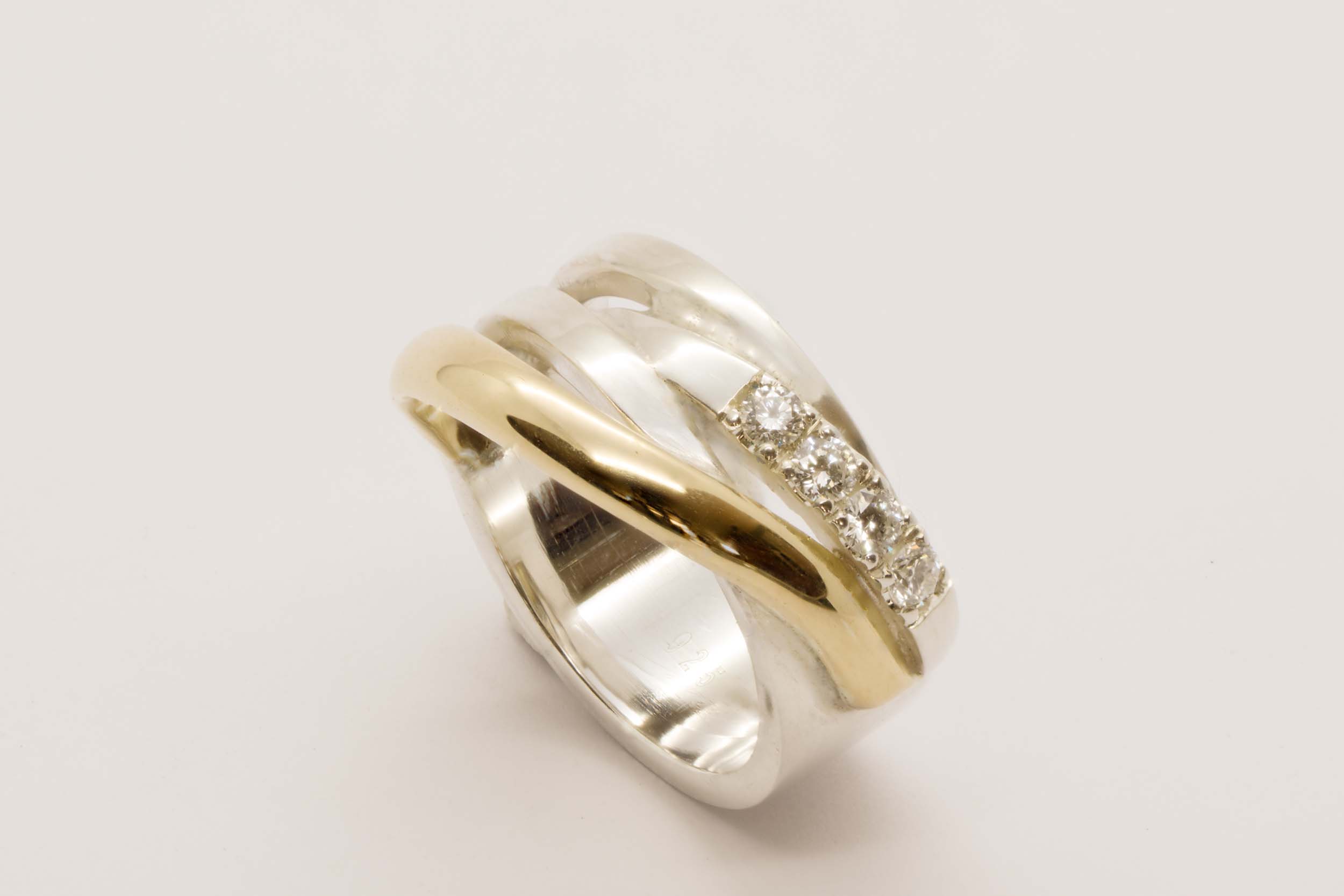 Verlovingsring in zilver, verrijkt met herwerkt oud 18 kt geelgoud en fonkelende diamanten.