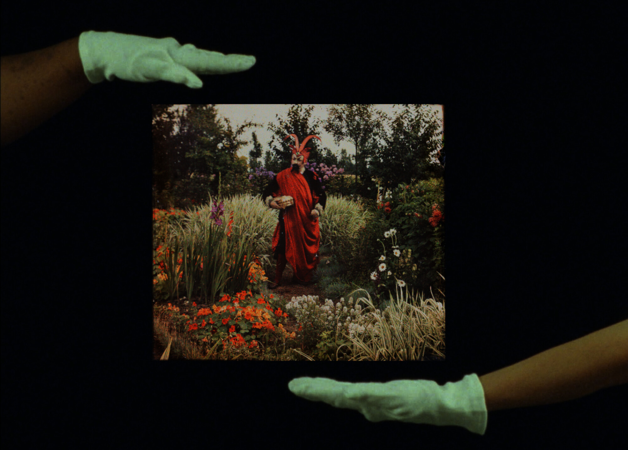 Katja Mater, film still uit Their Own Sweet Time, met beelden van Alphonse Van 	Besten uit de FOMU-collectie, 2025 © Katja Mater / courtesy LambdaLambdaLambda 