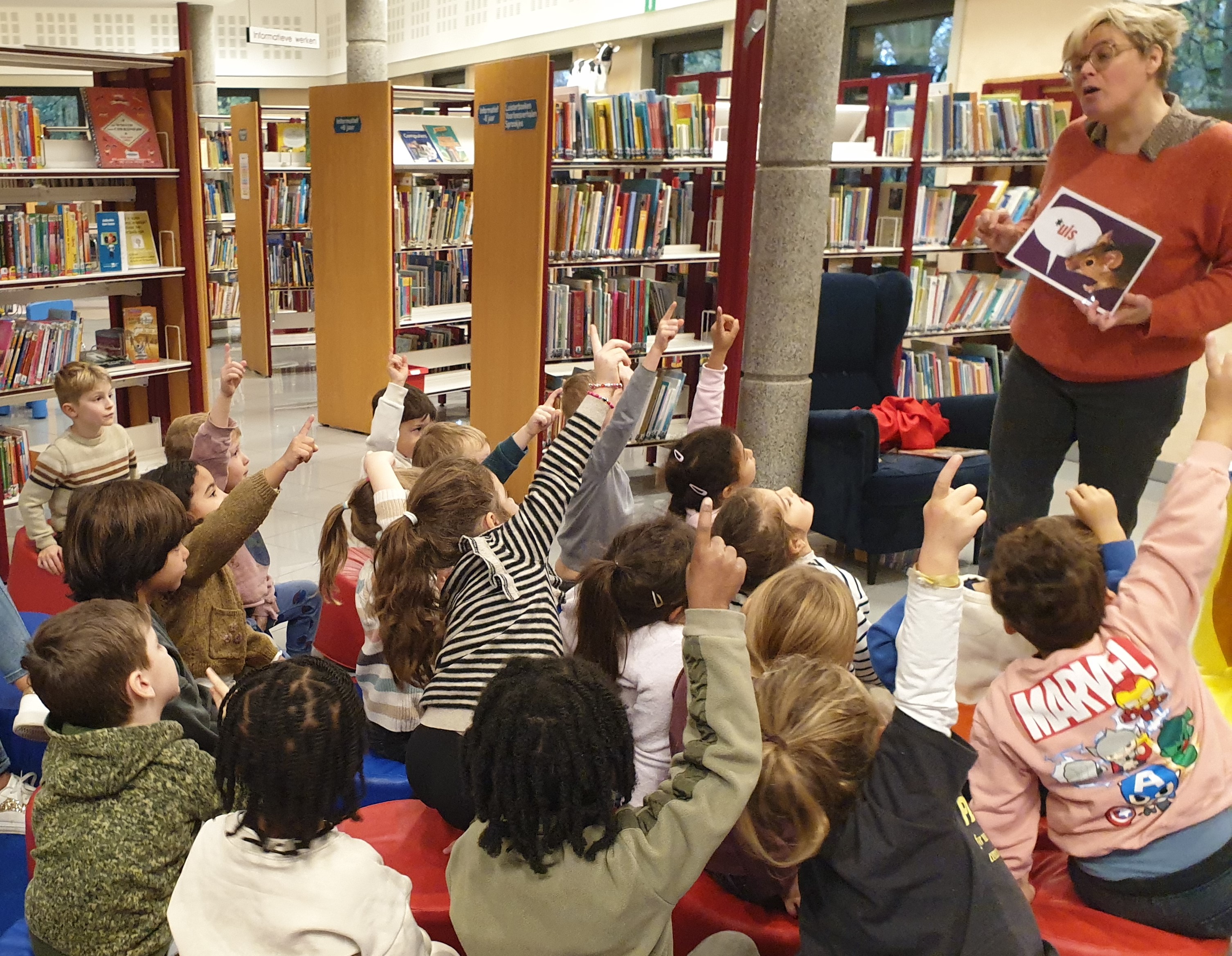 Een bibliotheekmedewerker in actie in Bib Meise.