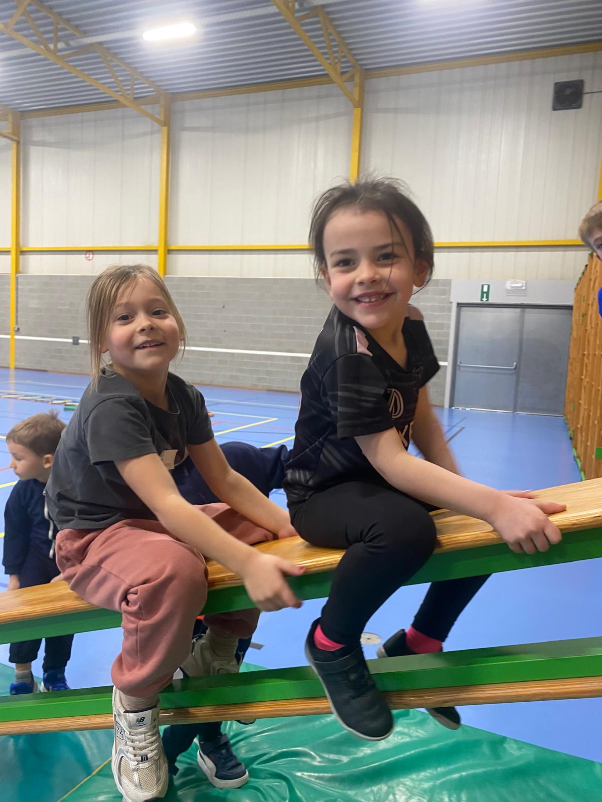 Kindjes op een loopbalk