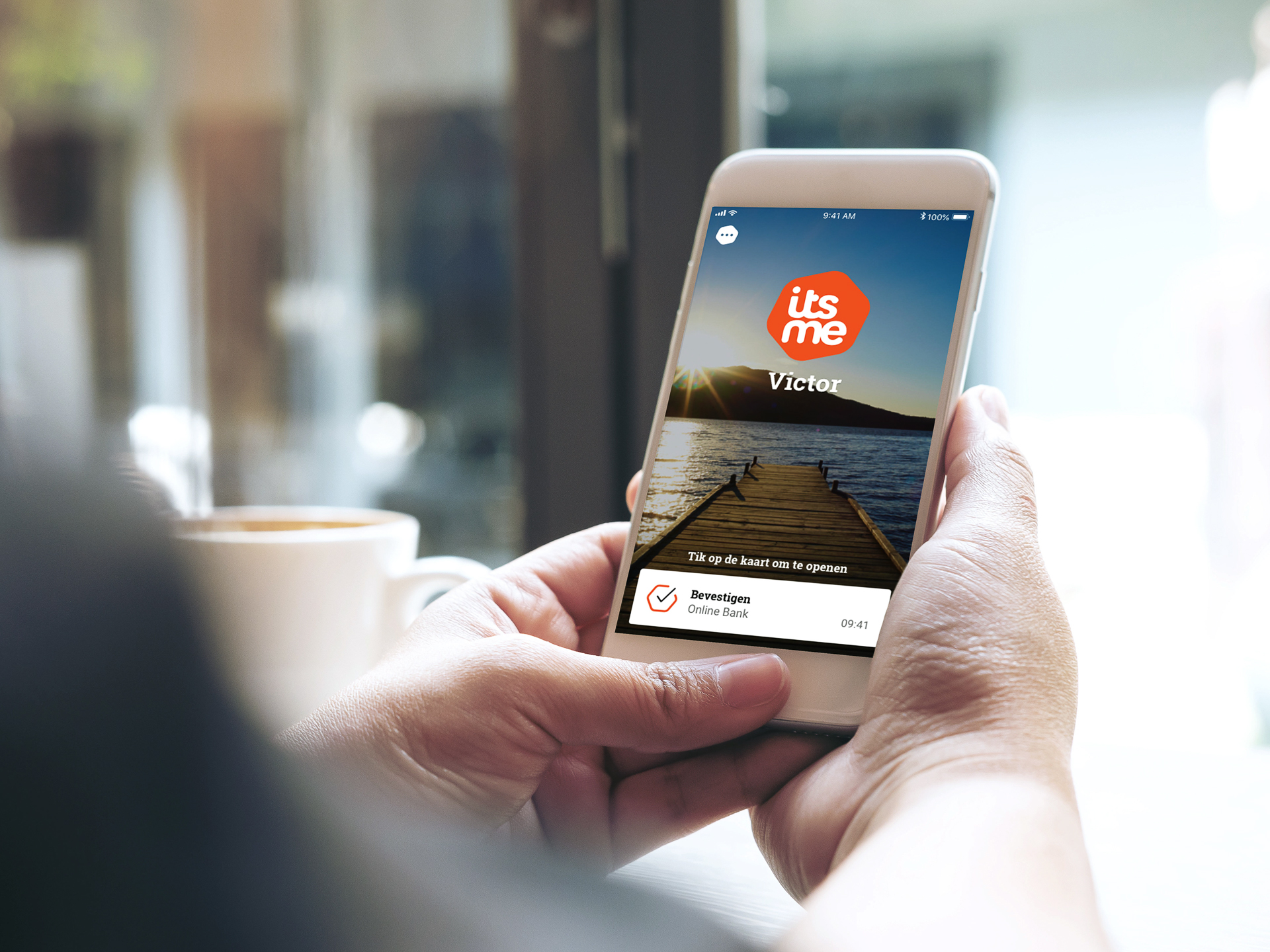 Persoon die smartphone vasthoudt, waarop het login-scherm van itsme te zien is