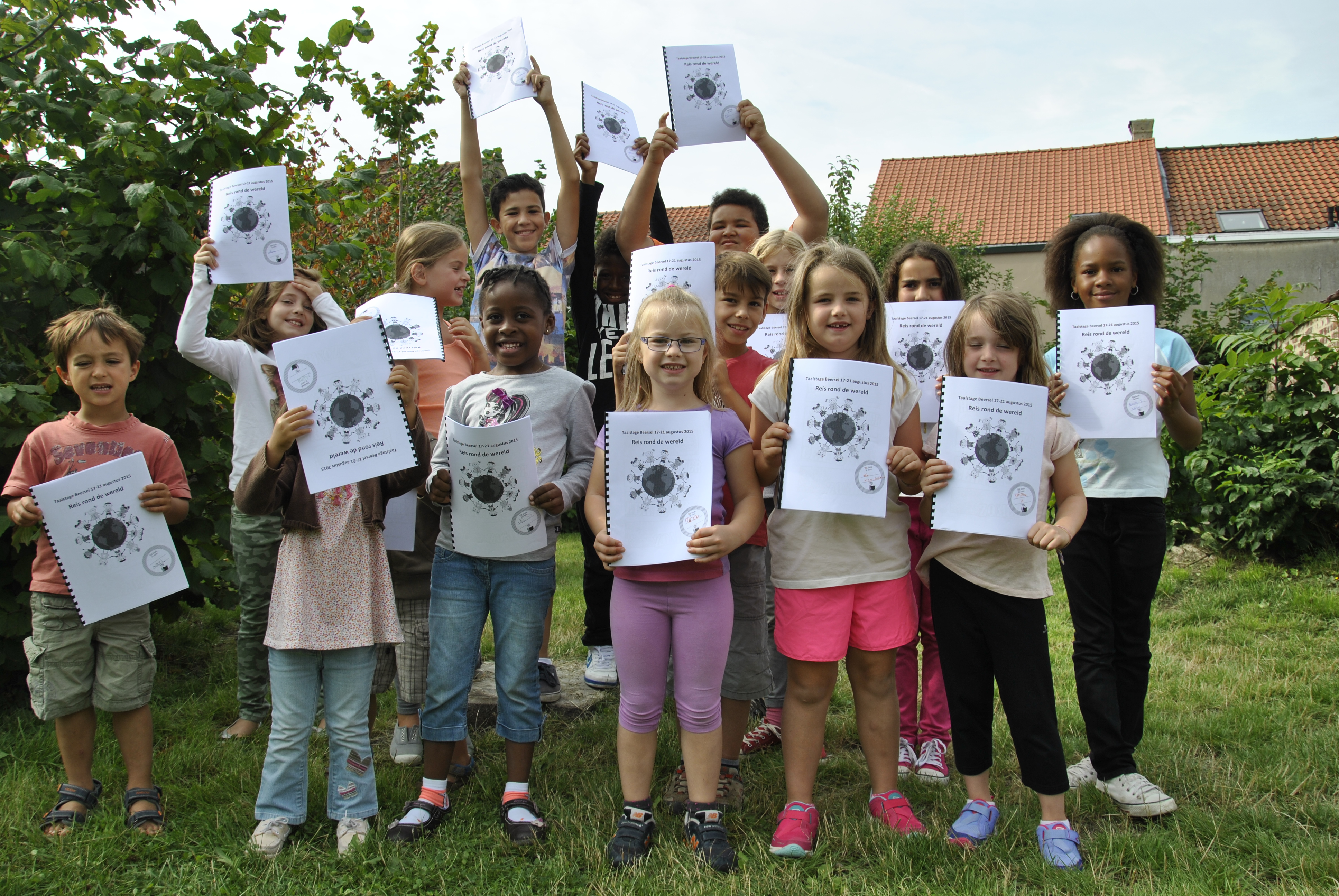 De kinderen met hun werkdocument ...