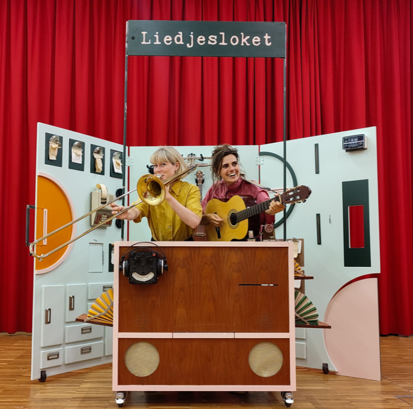 Het liedjesloket, waarin een vrouw zingt en gitaar speelt.