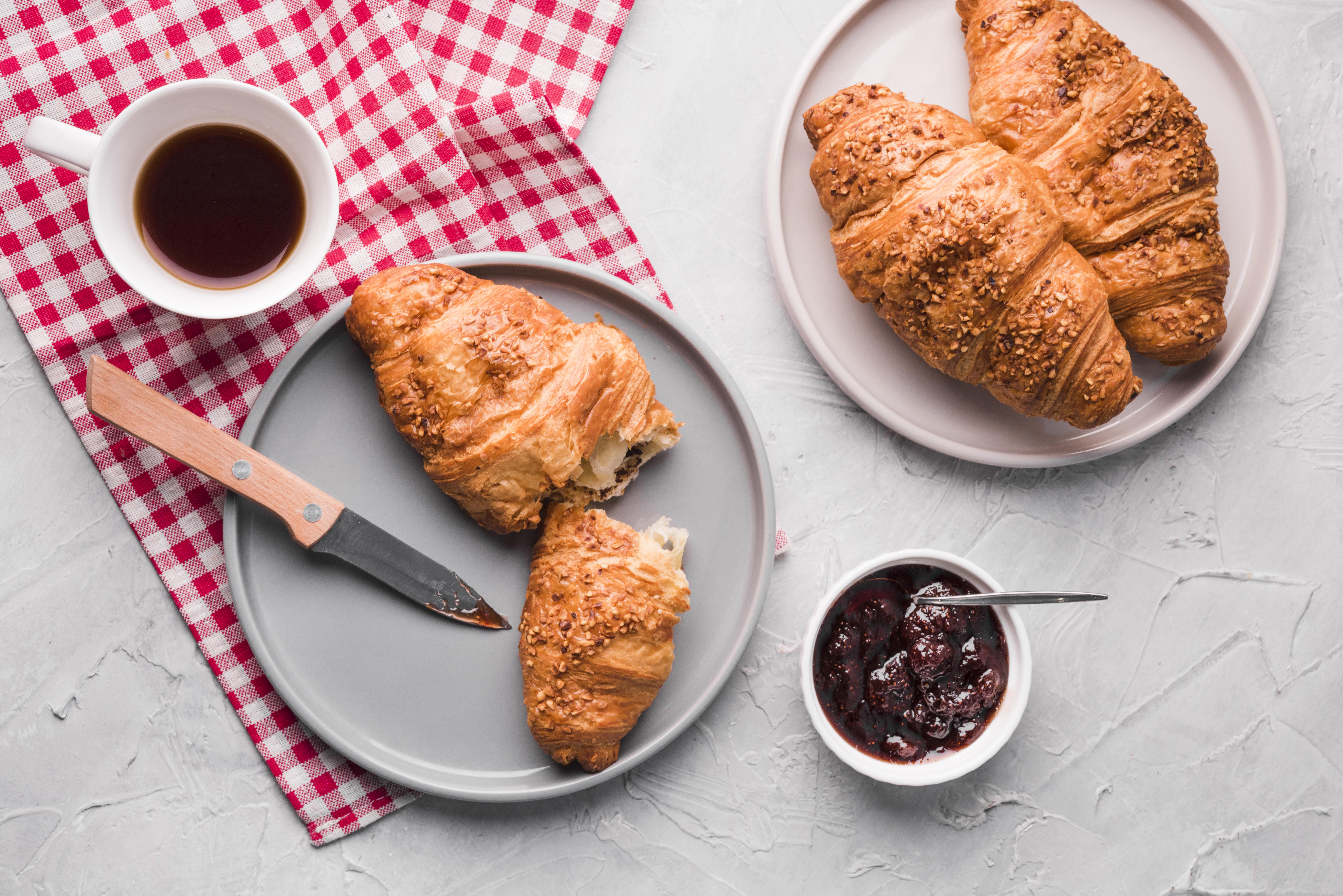 Croissants met confituur