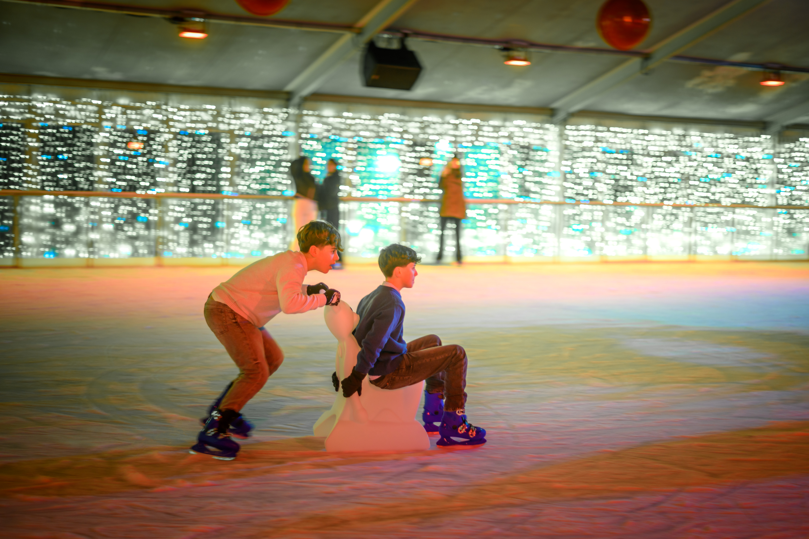 IJsschaatspiste met schaatshulpjes