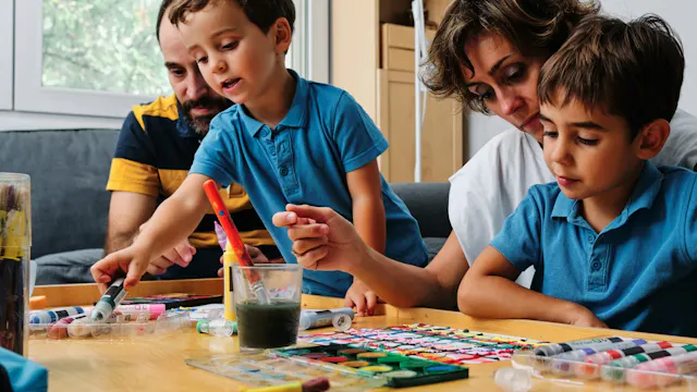 Ouders knutselen samen met hun kinderen.