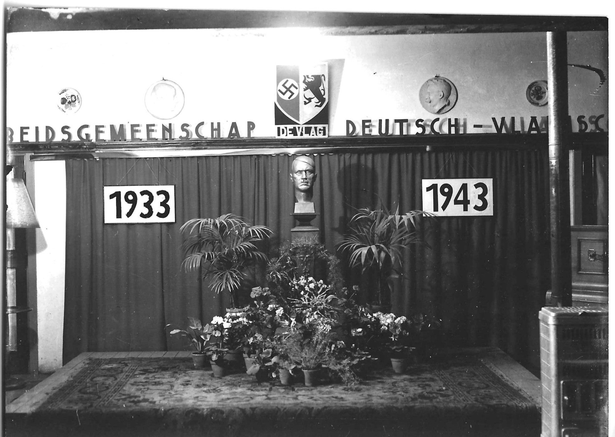 Viering van de verjaardag van Hitler, den grootsten man aller tijden, in de Schouwburg.