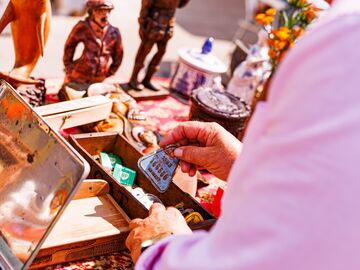 Stand op rommelmarkt