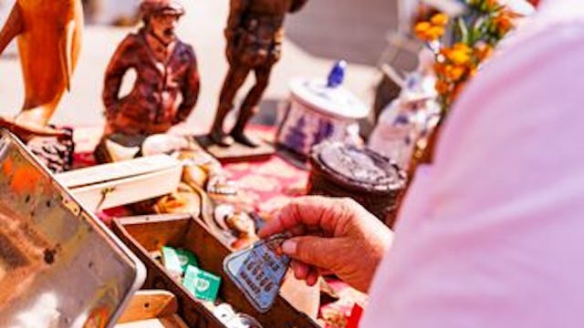 Stand op rommelmarkt