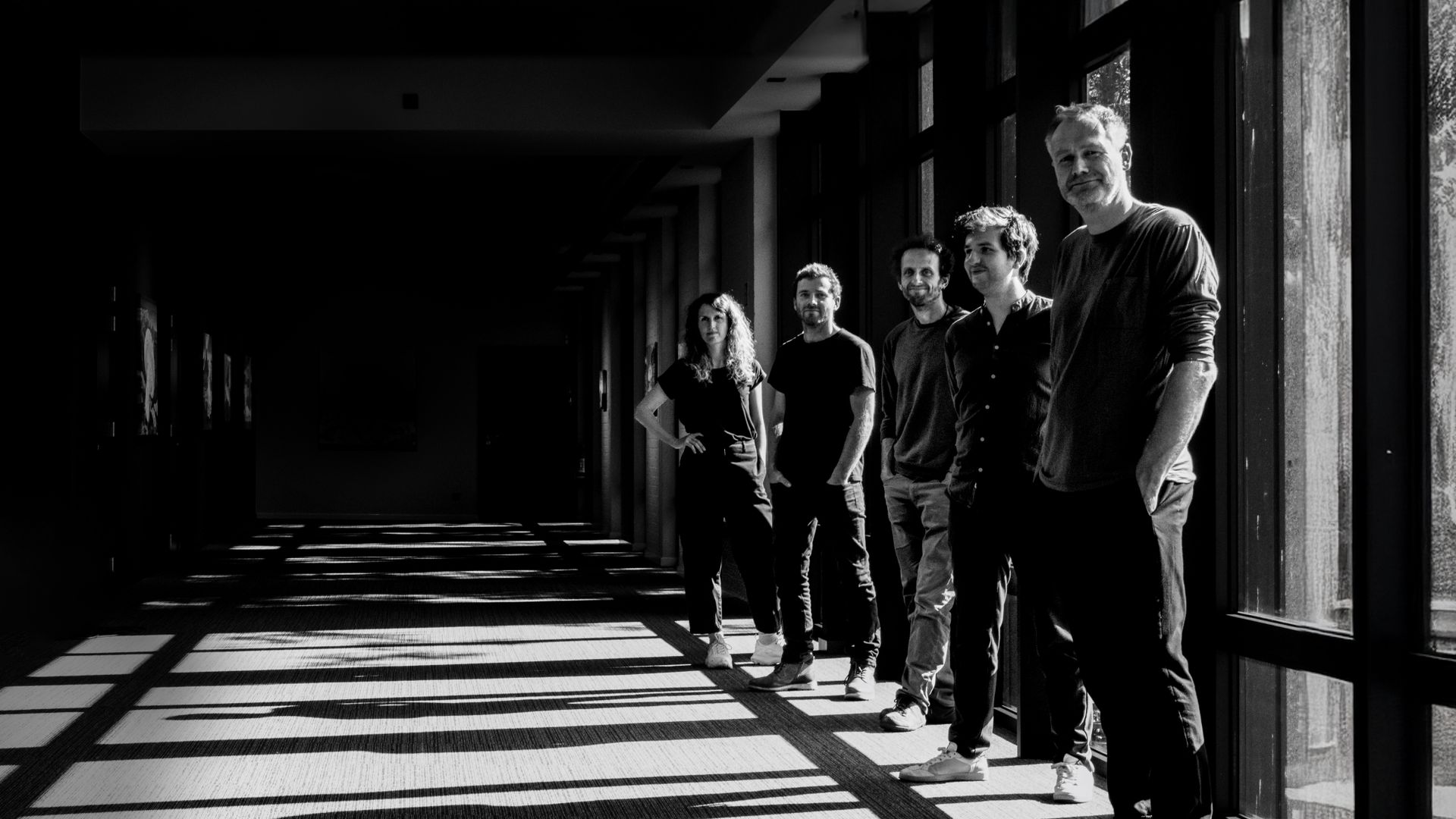 Zwartwitbeeld van de bandleden van Het Onderspit