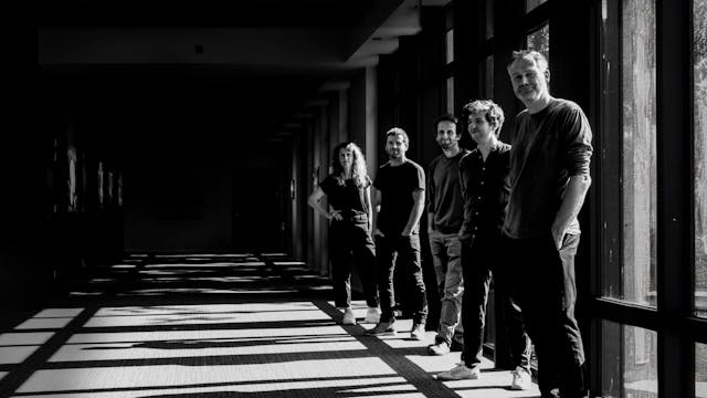 Zwartwitbeeld van de bandleden van Het Onderspit