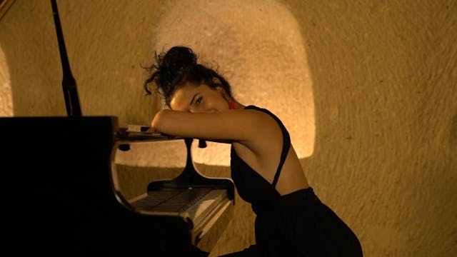 Met Merve's meesterschap op de piano en haar vocale talent, zal deze bijzondere avond de luisteraars meeslepen in een sfeer van opwinding. Geïnspireerd door haar Macedonische roots,