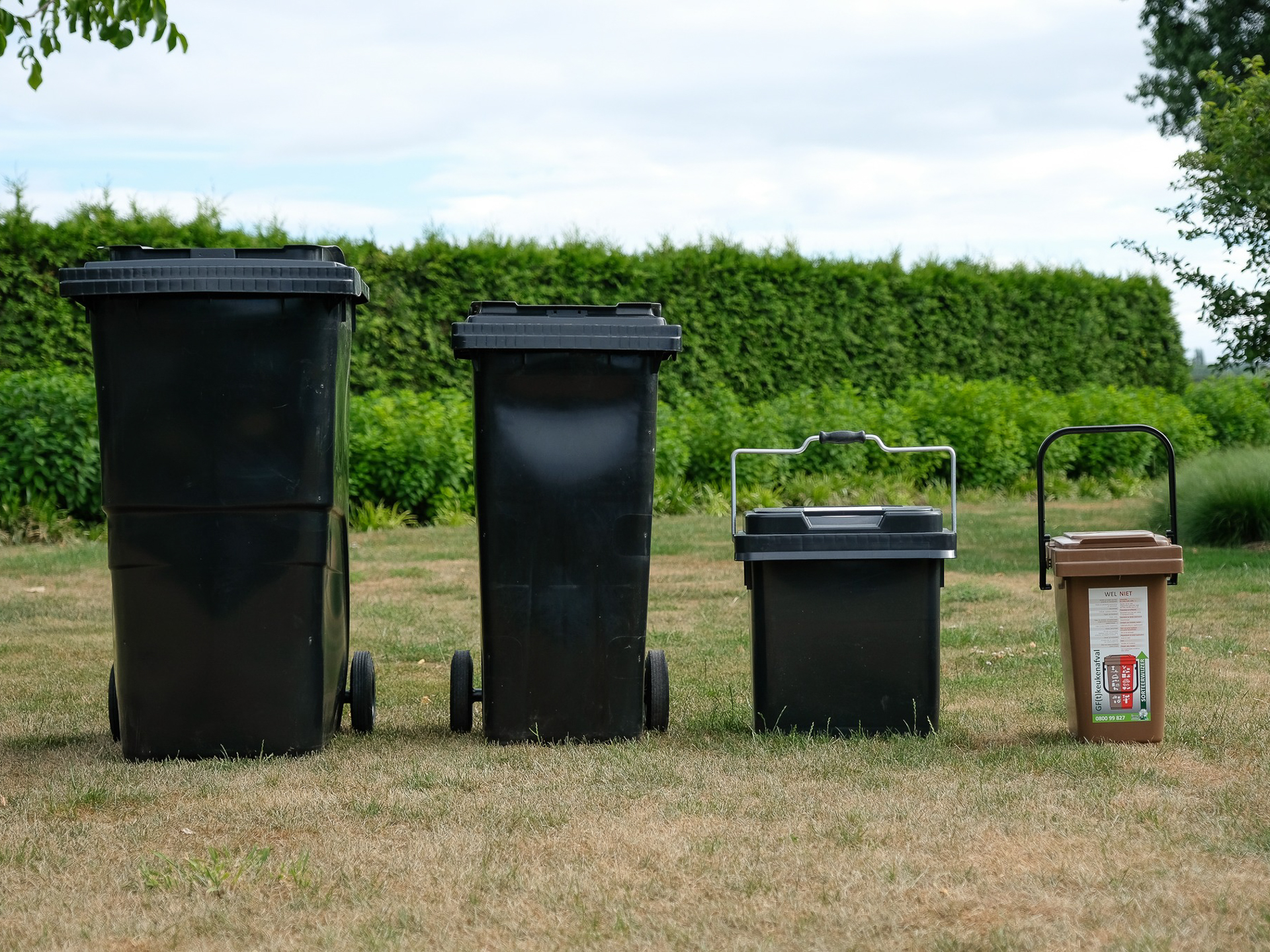 De nieuwe restafval- en GFT-containers op een rij