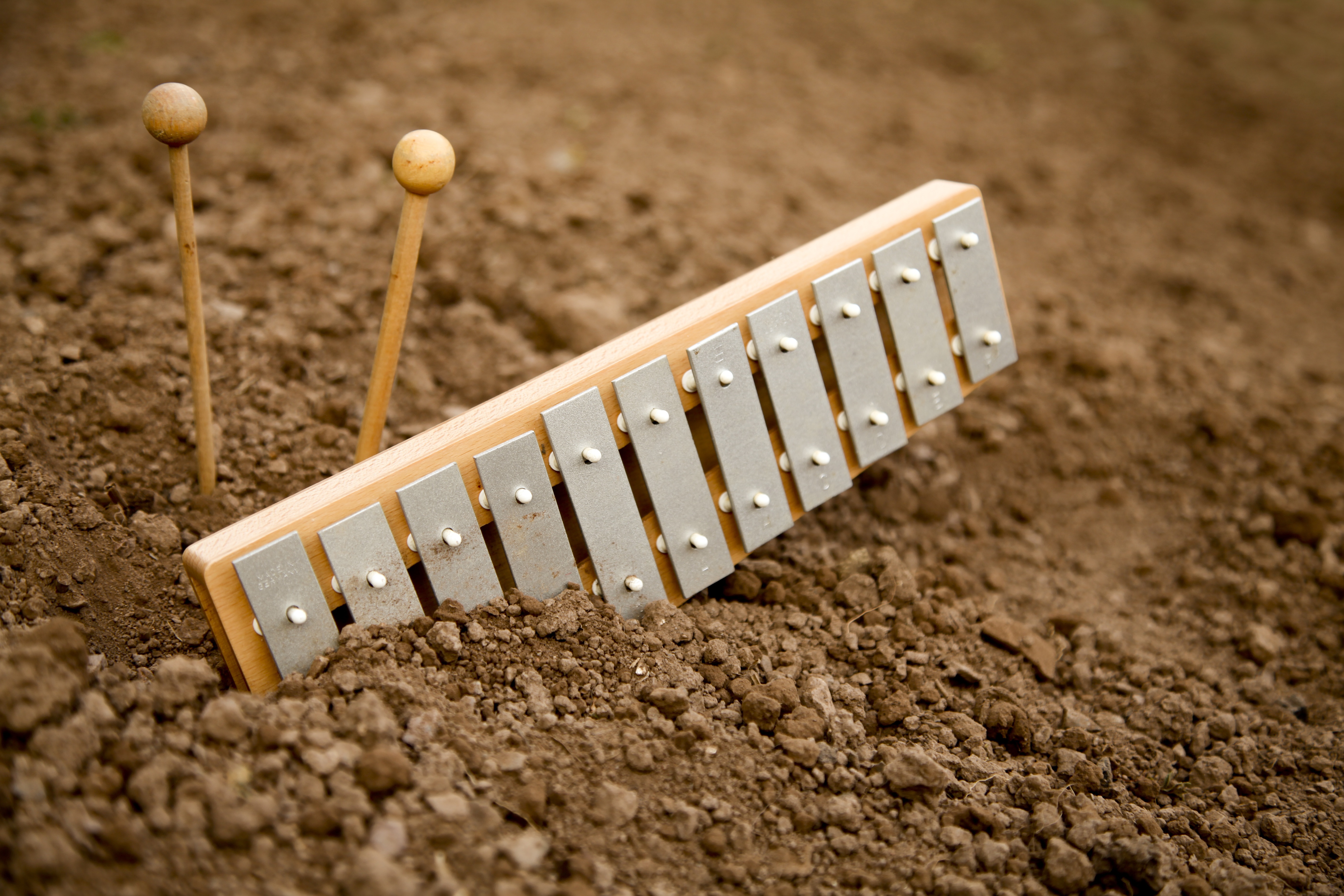 Klokkenspel begraven in aarde