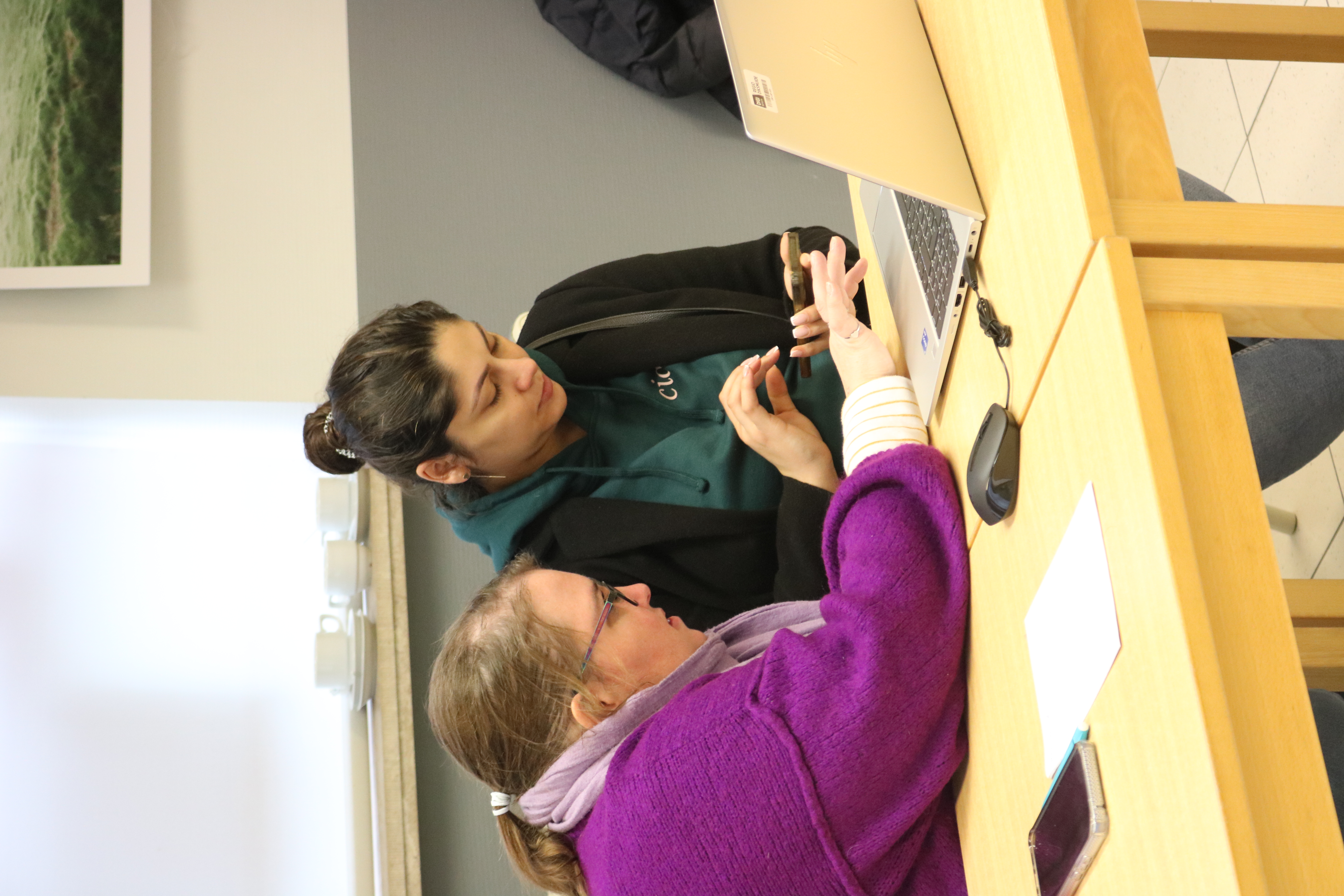 vrijwilliger is bezig met de digitale vraag optelossen. 