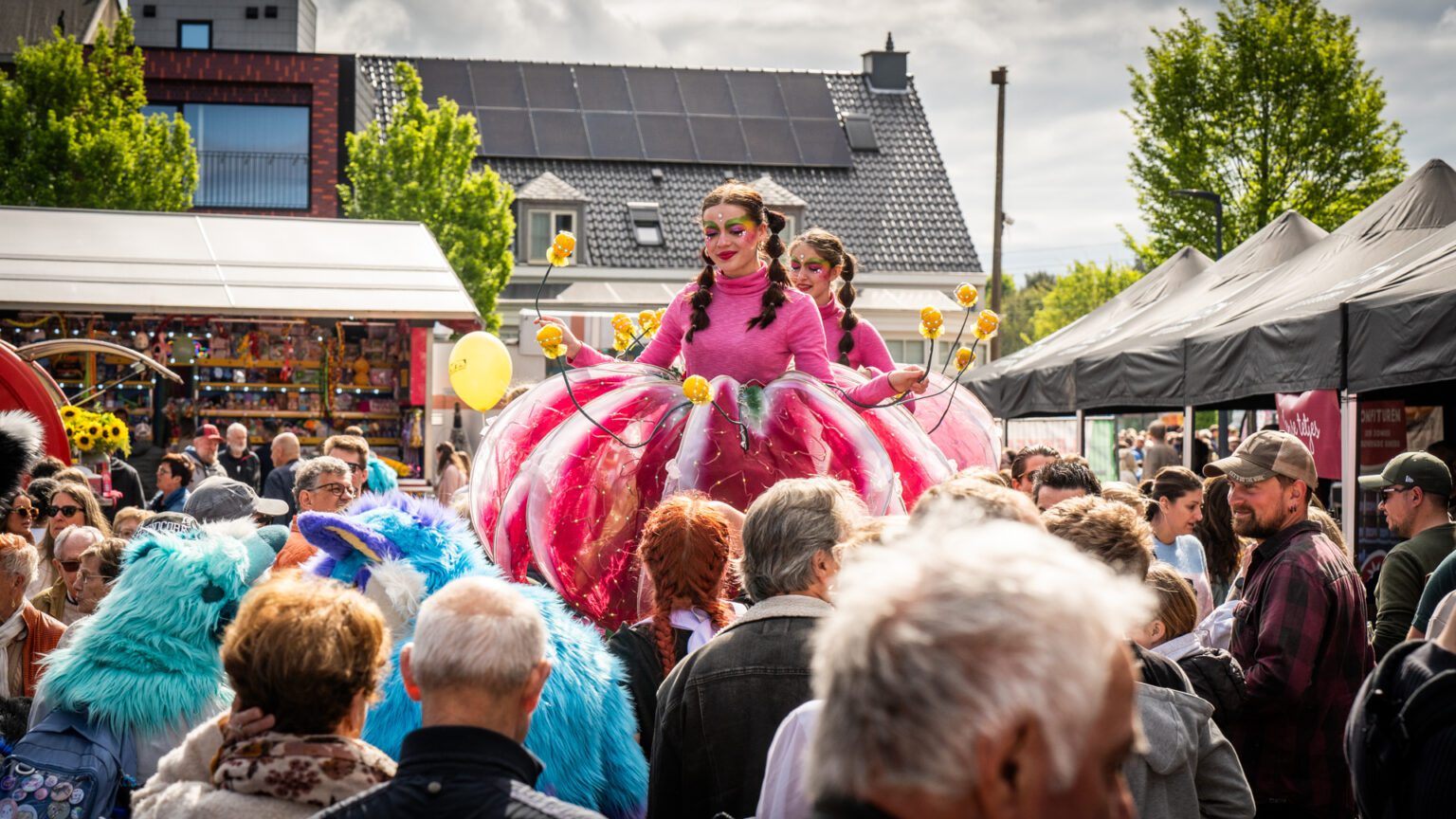 Steltlopers stappen vrolijk door de jaarmarkt van Nijlen