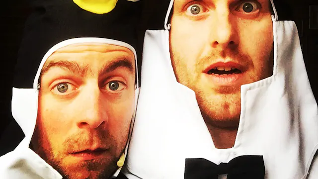 2 mannen in pinguinpak