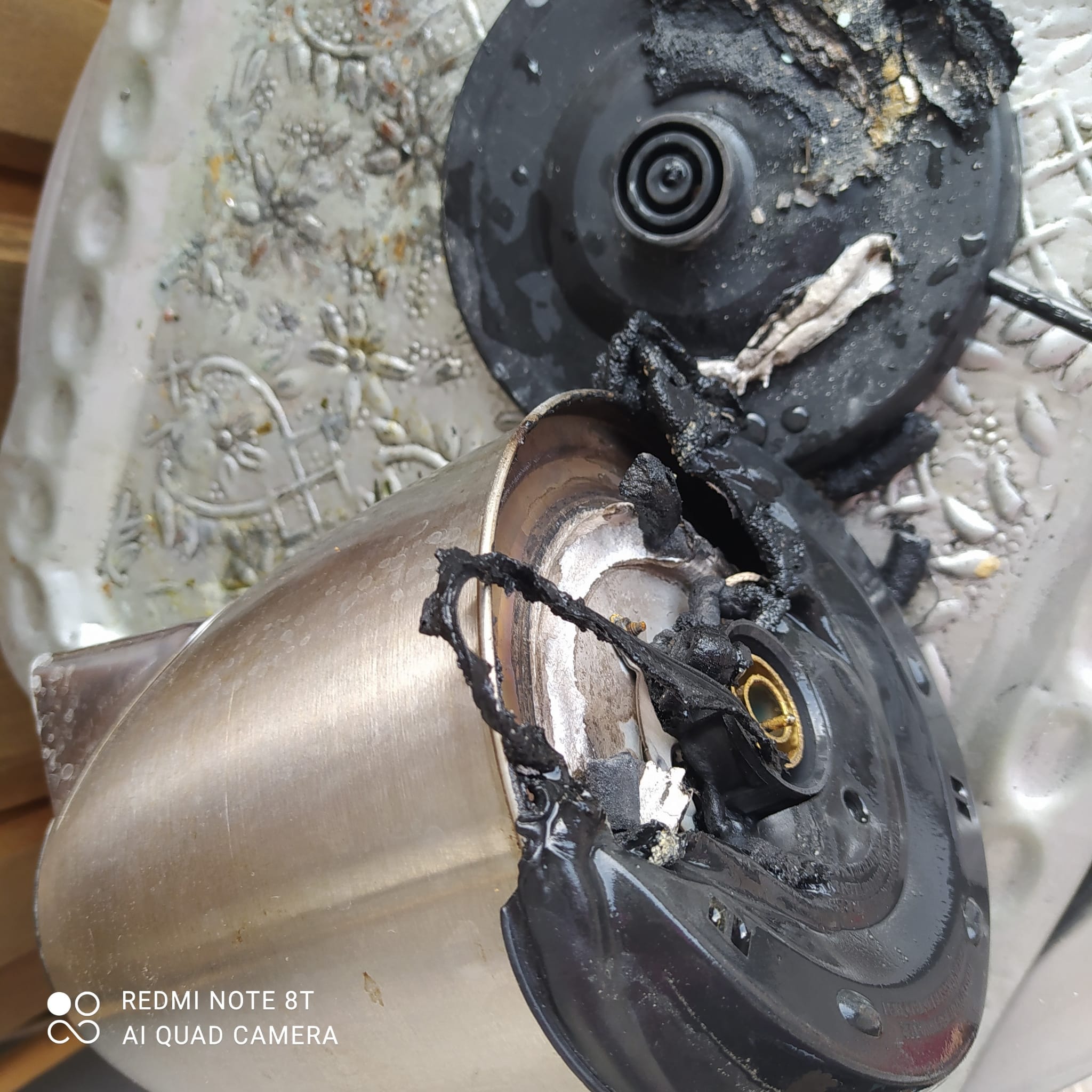 met je kapotte kledij en apparaten, maar een uitgebrande waterkoker is niet meer te redden!