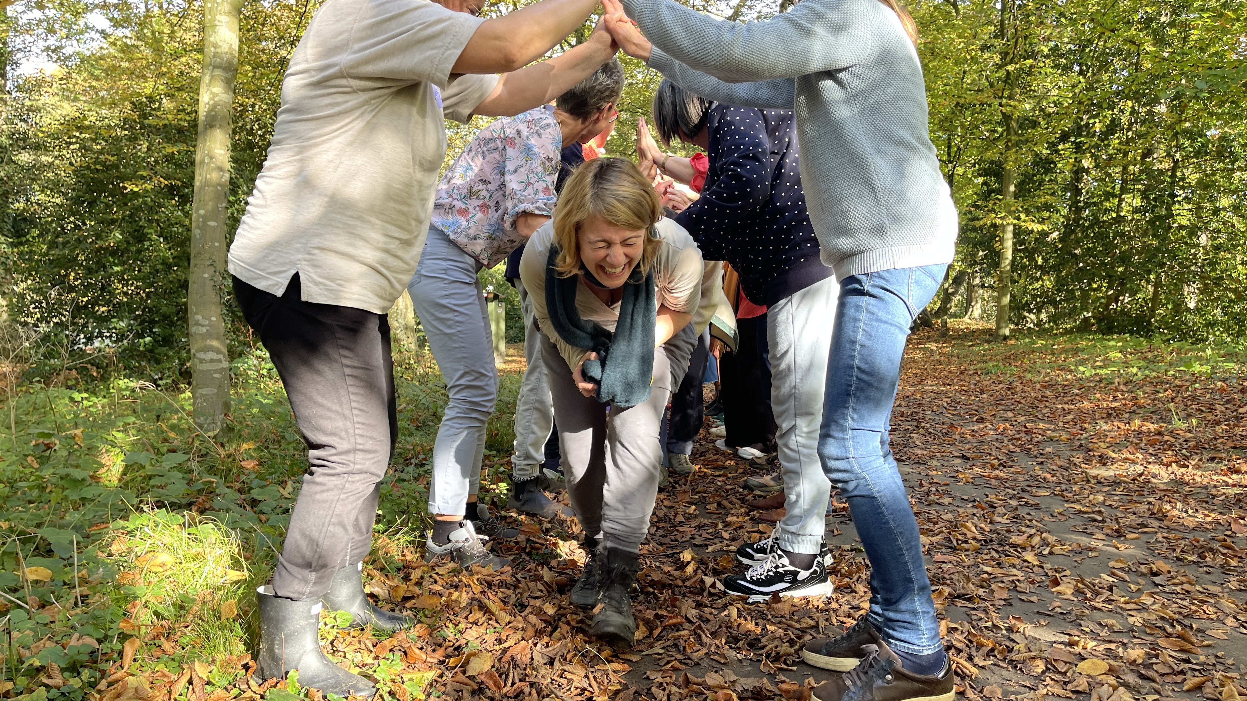 deelnemers aan een lachwandeling