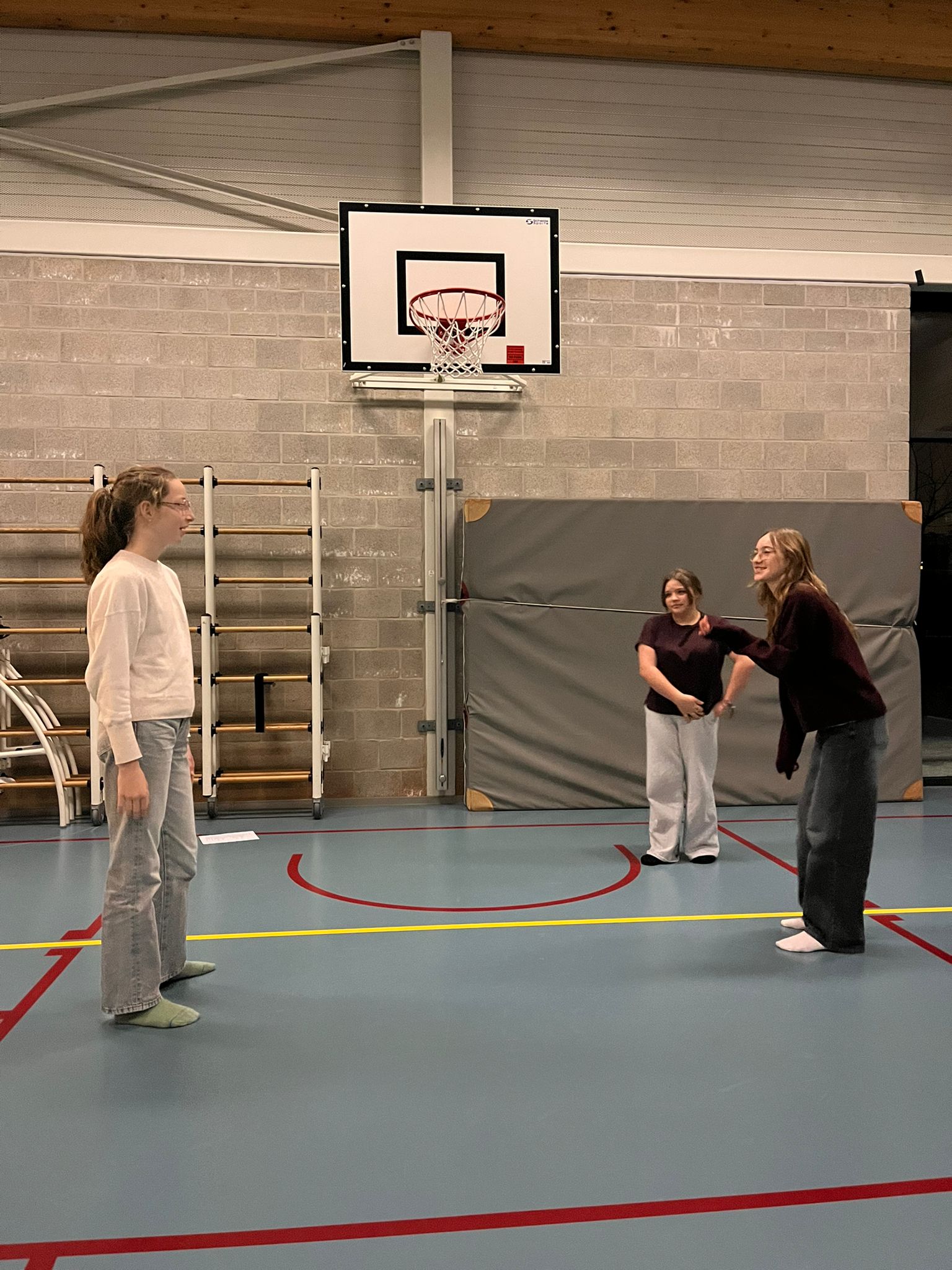 Een foto uit een repetitie voor het stuk The Cube