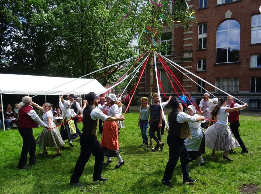 Meidans rond de boom
